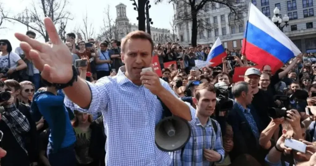 Alexei Navalny Passes Away in Custody After Defying Putin